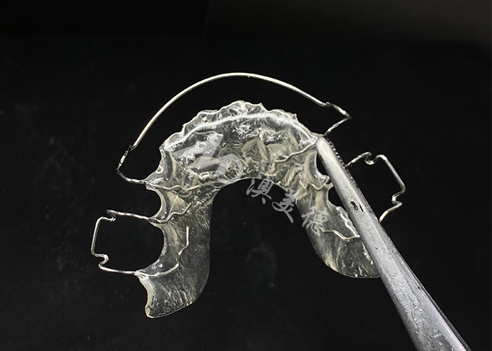 Comfortabel om te dragen de Hawley Retainer van AMD Dental Lab voor veilige en gezonde orthodontie